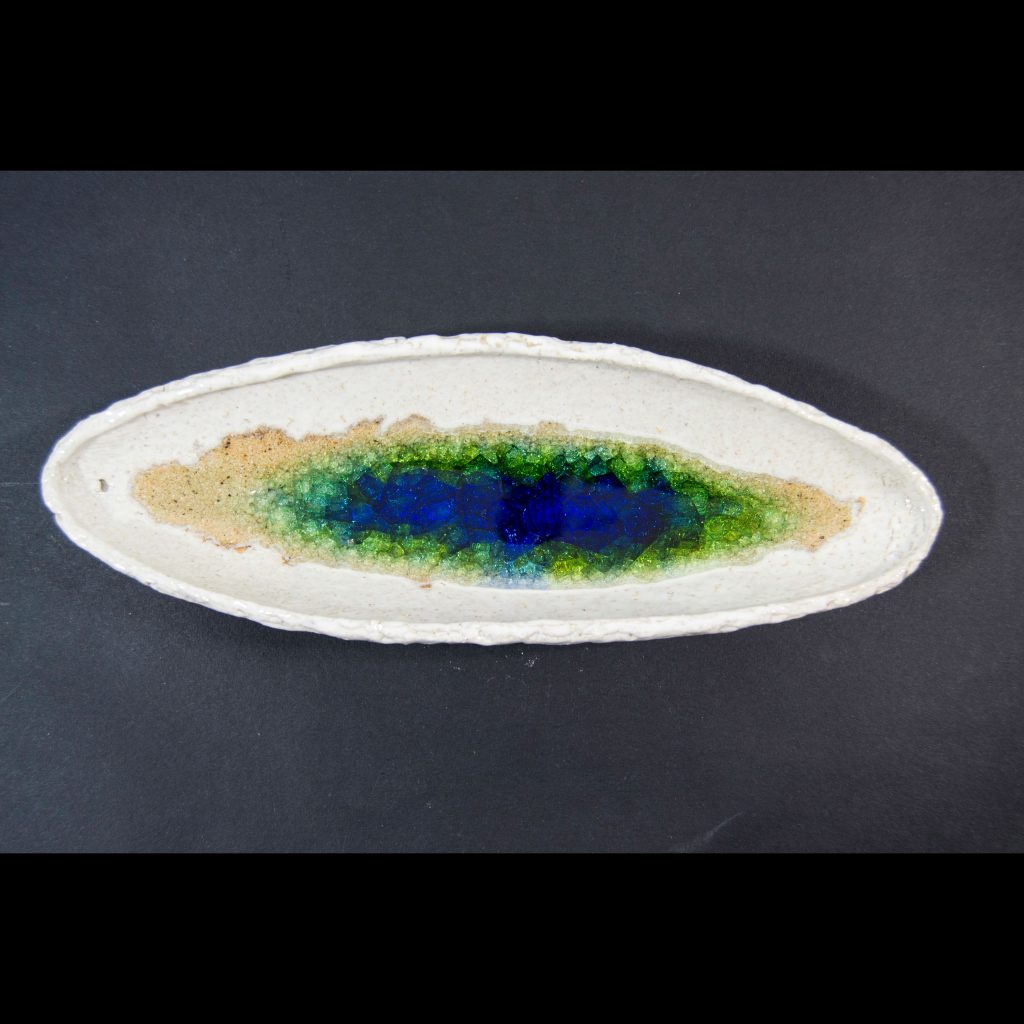Incensario con decoración de cristal verde y azul, hecho a mano en Galicia. Dimensiones 24x8cm