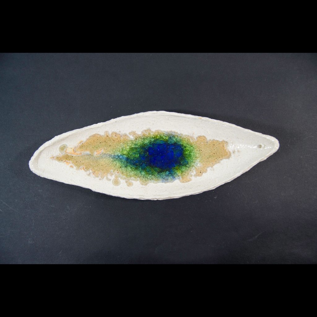Incensario con decoración de cristal verde y azul, hecho a mano en Galicia. Dimensiones 25x10 cm
