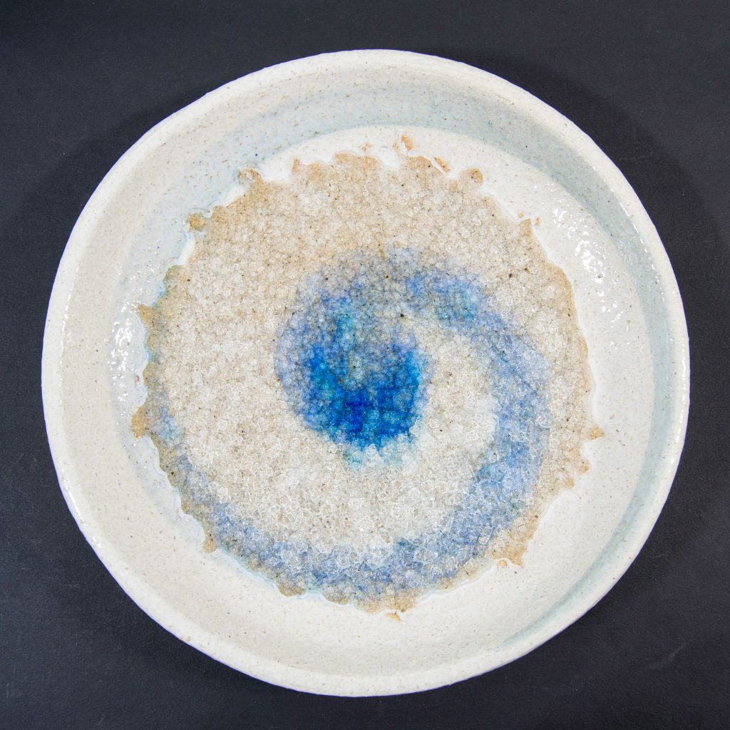 Plato grande con decoración de cristal. Espiral azul y blanca, hecho a mano en Galicia. Dimensiones 24x24x4cm . Para particulares y hostelería, apto para lavavajillas y microondas.