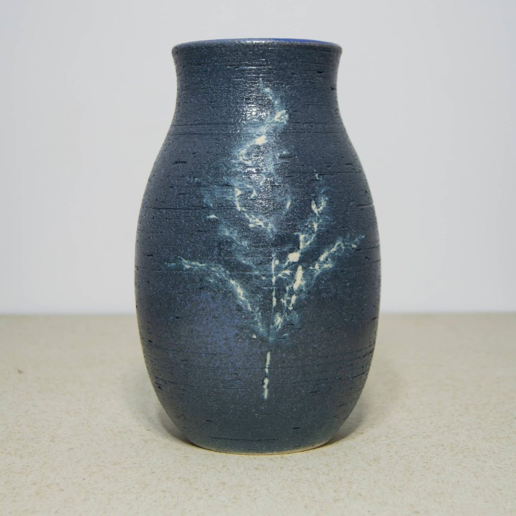 Jarrón azul de cerámica, pieza única. Hecho a mano, decorado con plantas. Juego de dos piezas